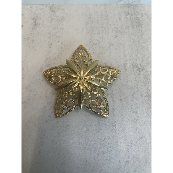 VTG Signed Monet 5 Point Gold Tone Filigree Star Brooch - Picture 2 of 5